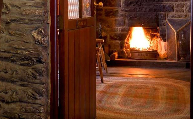 Antique settle Y Talbot hotel