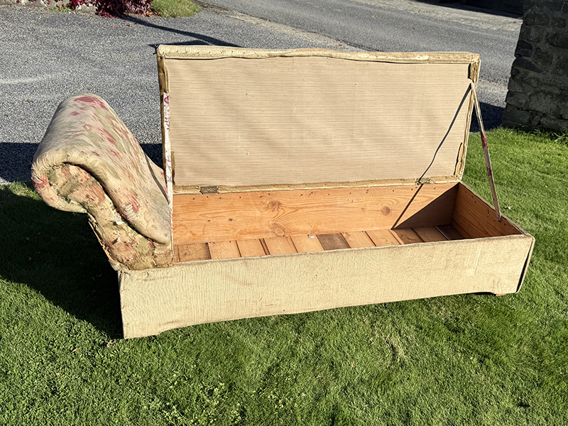 Ottoman chaise longue open box